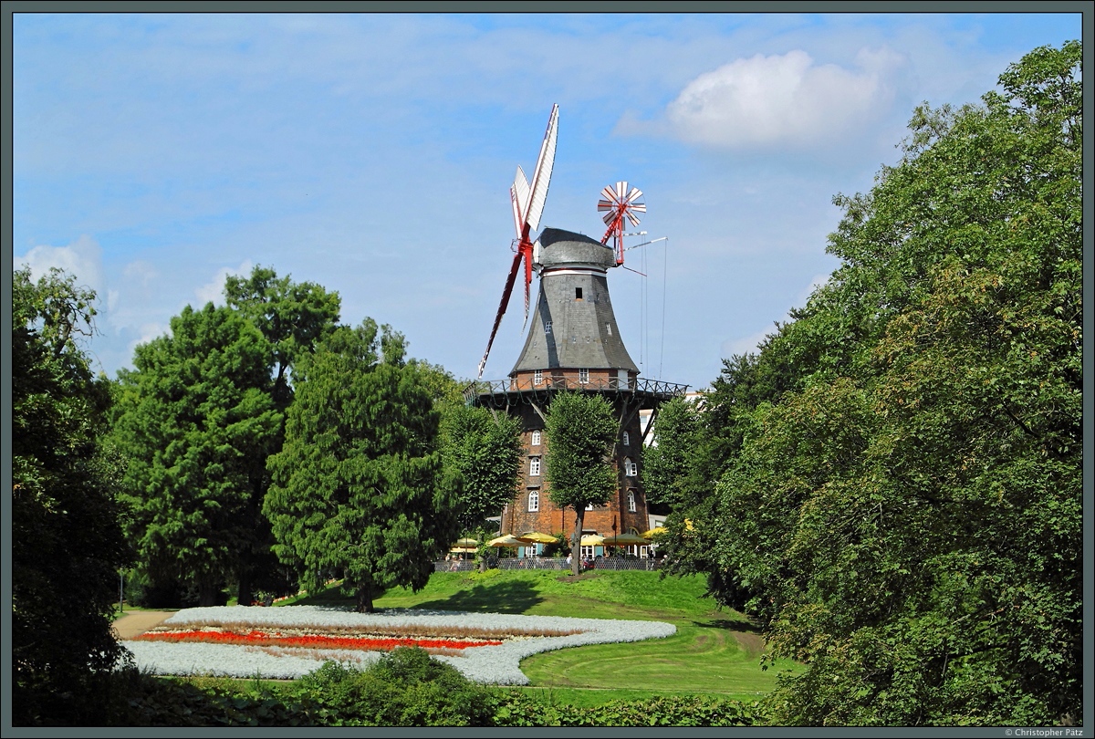 Die Herdentorswallmhle befindet sich in den Wallanlagen nahe der Innenstadt von Bremen. Die Galeriehollnder-Windmhle wurde 1833 errichtet und dient heute als Restaurant und Caf. (29.08.2015)