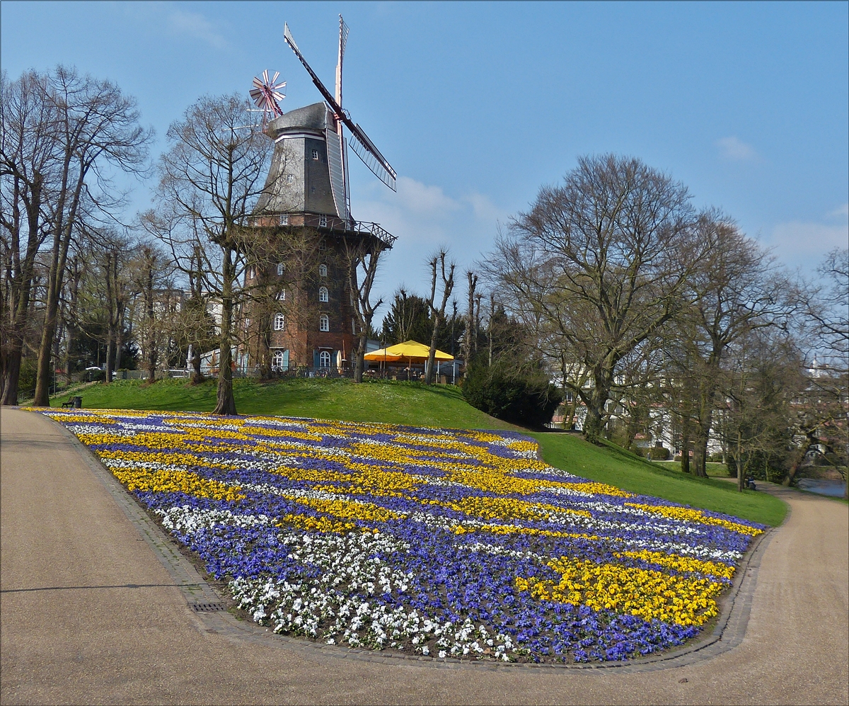 Die Herdentorwallmhle (die Mhle am Wal) in Bremen, ist eine Mhle vom Typ Galeriehollnder,
die Flgel haben einen Durchmesser von 24 Meter.   April 2018
