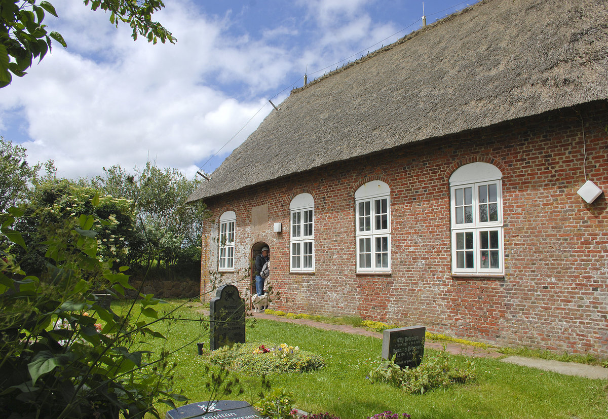 Die heutige Halligkirche von Hallig Land (Kreis Nordfriesland) ist eine Saalkirche aus dem Jahre 1824, die unter anderem den schweren Sturmfluten 1825 und 1962 trotzte. Aufnahme: 25. Juni 2017.