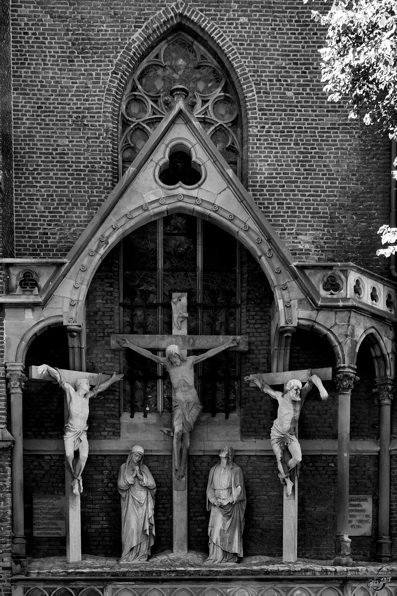 Die historische Figurengruppe  Der Kalvarienberg  an der Kirche St. Lambertus Ende Juni 2018 in der Altstadt von Dsseldorf.