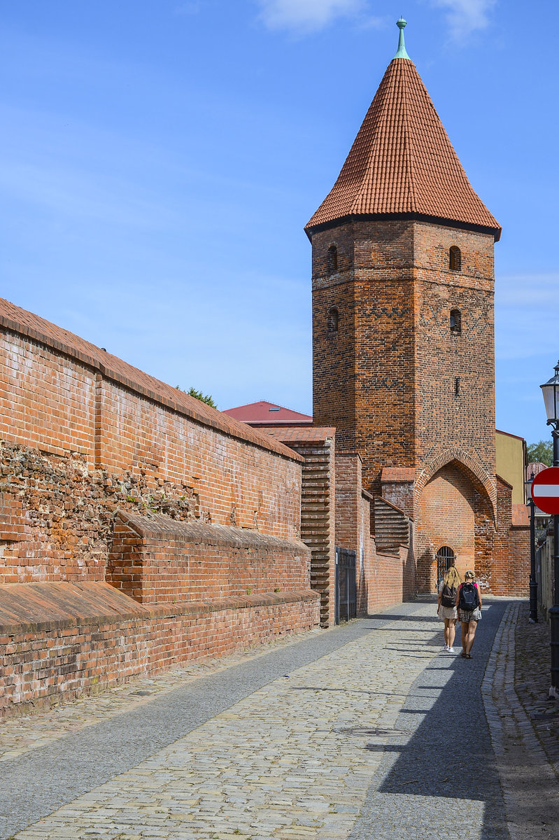 Die Historische Stadtmauer mit dem Epheuturm in Lębork (Lauenburg in Pommern). Aufnahme: 19. August 2020.