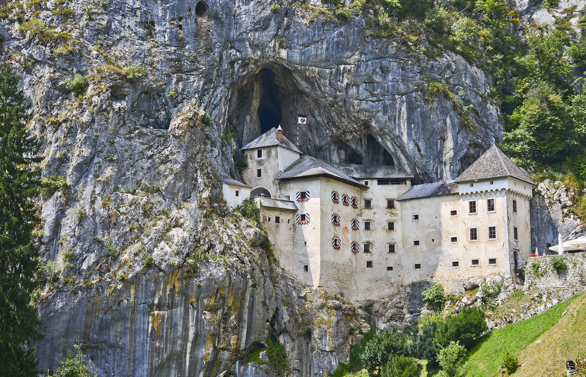 Die Hhlenburg Lueg (Predjamski Grad) befindet sich in einem Hhlenportal, genannt Erazmova Jama (Erasmushhle) in Slowenien. Aufnahme: 27. Juli 2016.