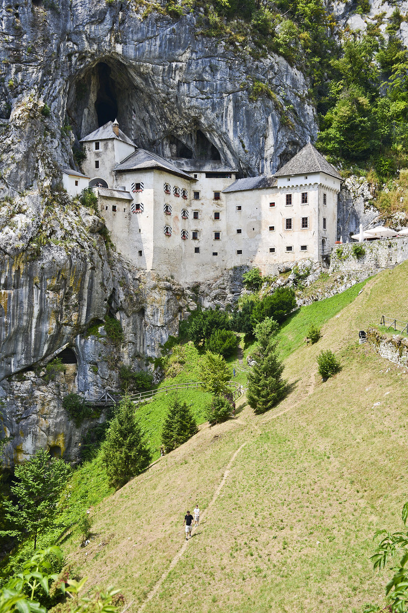 Die Hhlenburg Lueg (Predjamski Grad) in Slowenien. Aufnahme: 27. Juli 2016.