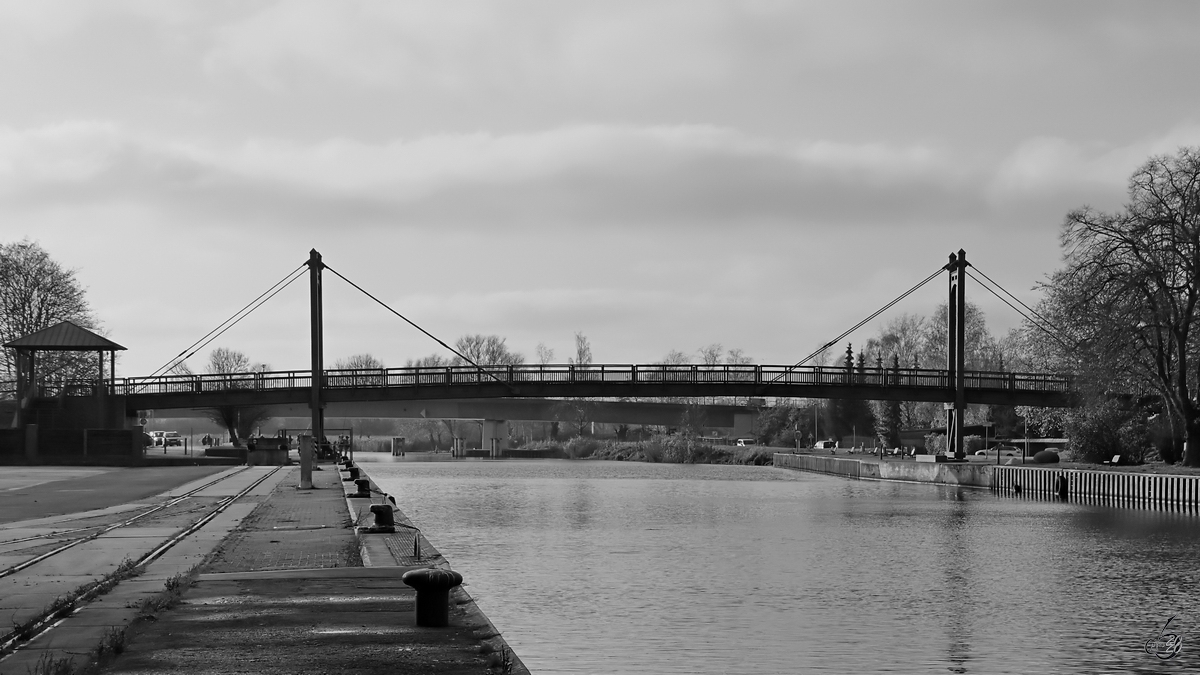 Die hlzerne Fugngerbrcke ber die Peene in Anklam. (November 2020)