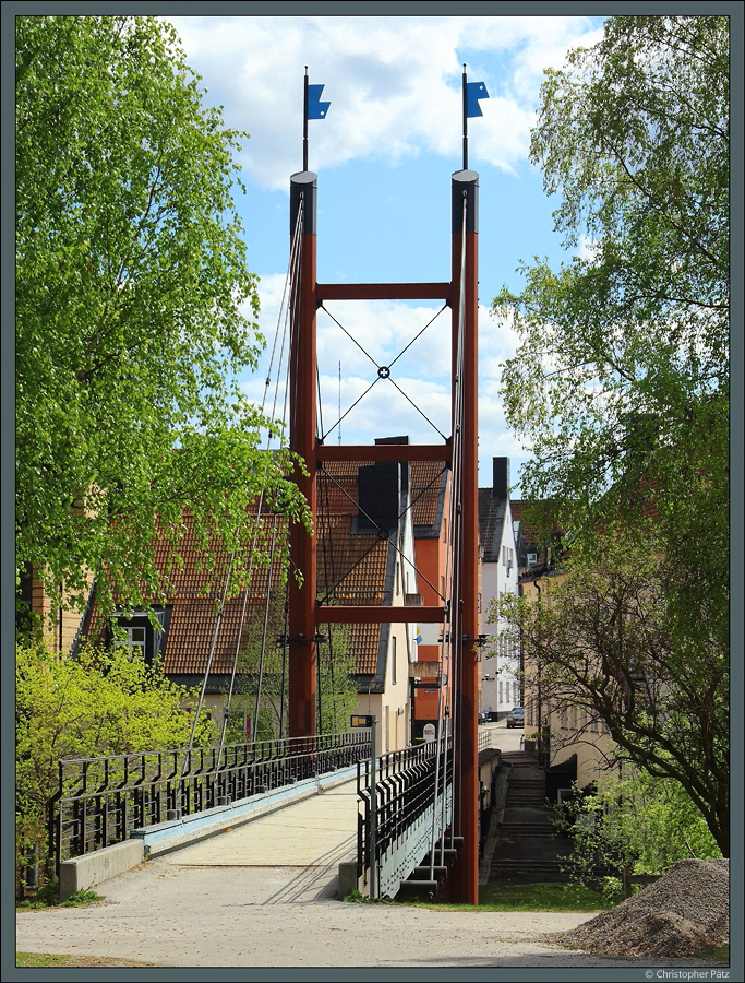 Die hlzerne Schrgseilbrcke Korngrndsbron berquert den Fluss Selngersn in Sundsvall. Hier befindet sich das Gelnde der Mittuniversitetet. (Sundsvall, 20.05.2023)