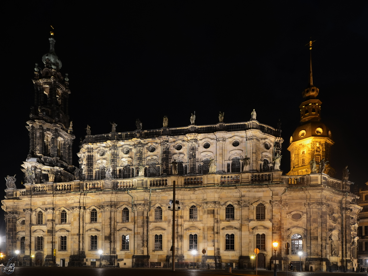 Die Hofkirche in Dresden wurde von 1739 bis 1755 im Stil des Barocks errichtet. (April 2014)