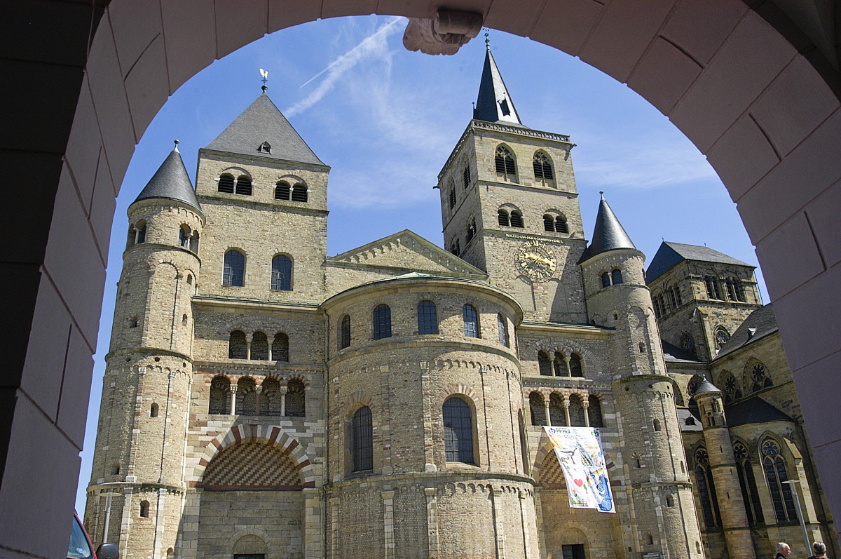Die Hohe Domkirche St. Peter zu Trier ist die lteste Bischofskirche Deutschlands und die Mutterkirche des Bistums Trier. Aufnahme: Juli 2007.