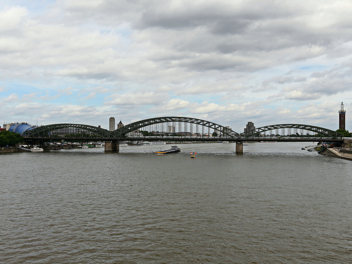 Die Hohenzollernbrcke in Kln am Hauptbahnhof am 29. Juli 2017.