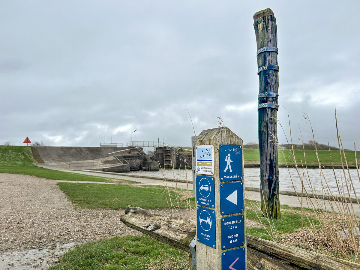 Die Hoyer Schleuse (dnisch Hjer Sluse) im Tonderner Marsch (dnisch Tndermarsken) verlor ihre Bedeutung, als 1980 das Wiedeau Schleuse (dnisch Vidslusen) auf dem vorgeschobenen Deich gebaut wurde. Aufnahme: 2. April 2024.