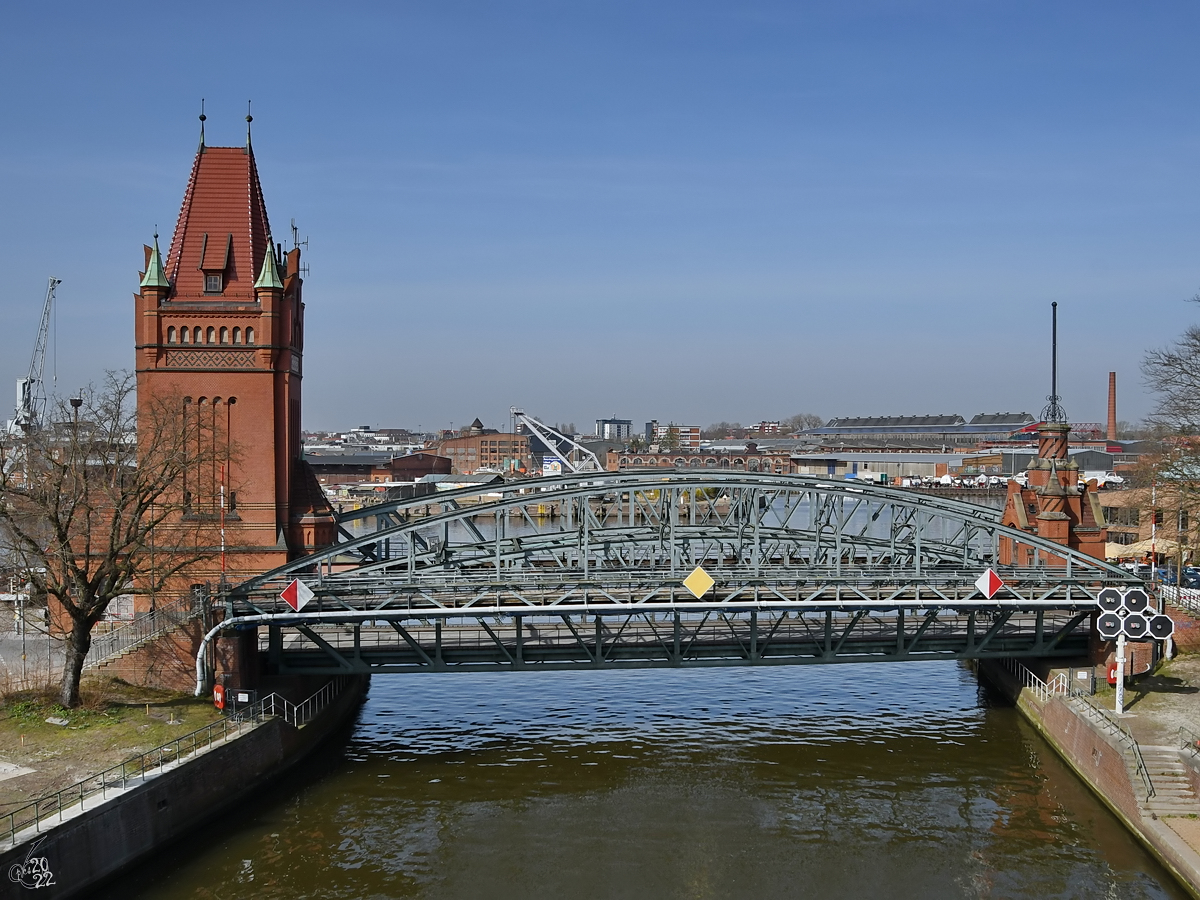 Die Hubbrcke in der Stadt Lbeck wurde Ende des 19. Jahrhunderts erbaut. (Mrz 2022)