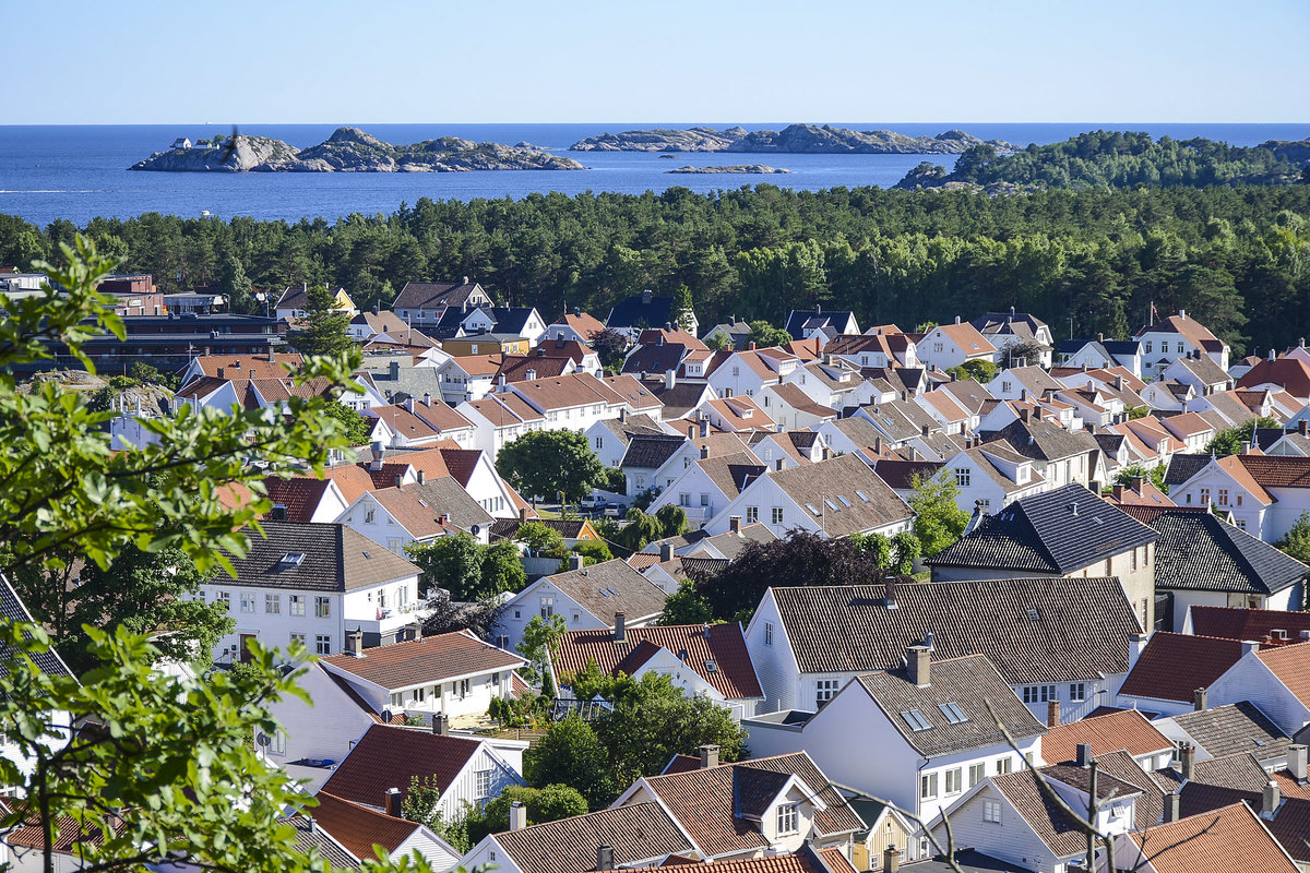 Die hbsche norwegische Kleinstadt Mandal entstand als Verladestation fr Holz um 1500. Das Holz ging hauptschlich in die Niederlande. Spter wurde eine kleine Siedlung daraus. Das Ufer bei Mandal besteht im Wesentlichen aus Sand, so dass um 1900 Manahmen gegen die Erosion ergriffen werden mussten. In einer groen Aktion wurden Fhren aus Schottland auf die Sanddnen gepflanzt. Aufnahme: 1. Juli 2018.