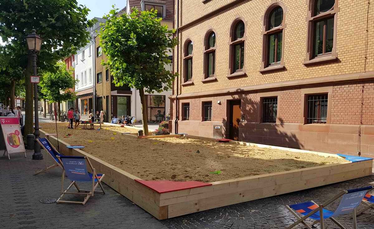 Die Hnfelder Stadtverwaltung hat einen riesigen Sandkasten fr die Kids aufbauen lassen. Zentral neben dem Rathaus gelegen und sogar mit Wasserpumpe zum Matschen ausgestattet - EINE TOLLE IDEE!!! Juli 2023