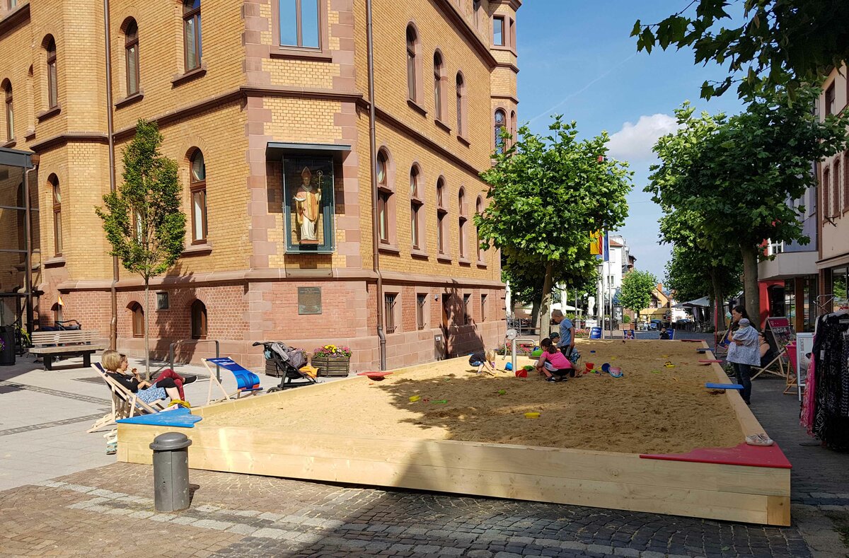 Die Hnfelder Stadtverwaltung hat einen riesigen Sandkasten fr die Kids aufbauen lassen. Zentral neben dem Rathaus gelegen und sogar mit Wasserpumpe zum Matschen ausgestattet - EINE TOLLE IDEE!!! Juli 2023