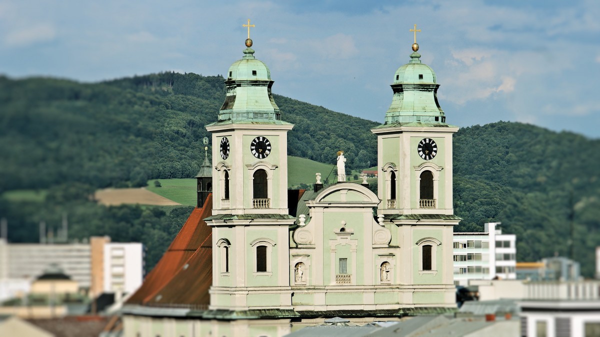 Die Ignatiuskirche ist ein barockes Juwel in der Linzer Innenstadt, erbaut durch die Jesuiten 1669-1678. Sie war Bischofskirche (Dom) von 1785-1909; in dieser Zeit war Anton Bruckner Organist in dieser Kirche (1856-1868).- 1909 erhielten die Jesuiten sie zum Gebrauche wieder zurck.
21.9.2013 aufgenommen vom Linzer Schlo
