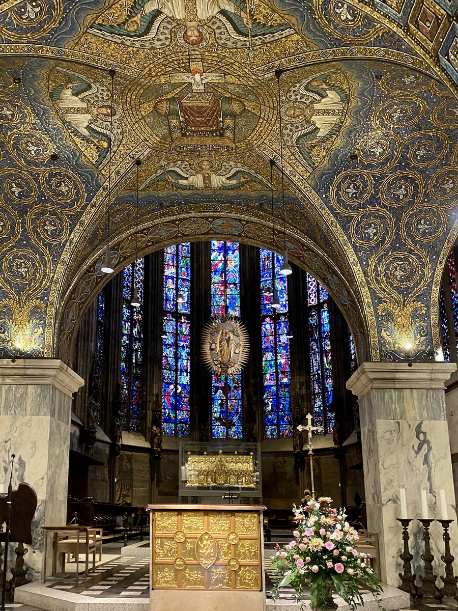 Die Innenansicht eines der Fenster des Dom von Aachen am 09. Oktober 2020