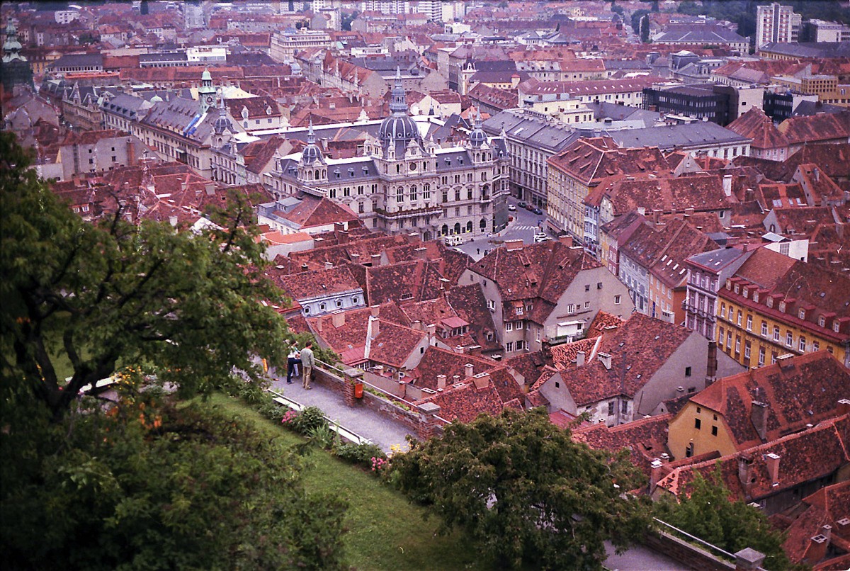 Die Innenstadt von Graz vom Schlossberg aus gesehen. Aufnahme: Juli 1984 (digitalisiertes Negativfoto).