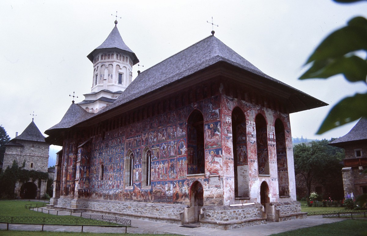 Die innerhalb der Klostermauern befindliche Klosterkirche Moldovița, die Mari Verkndigung geweiht ist, wurde 1993 gemeinsam mit sechs anderen Moldauklstern in die Liste des UNESCO-Weltkulturerbes aufgenommen. Aufnahme: Juli 1989 (Bild vom Dia).