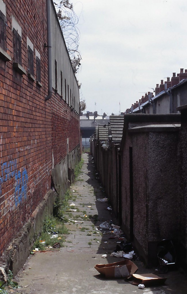 Die inoffizielle Grenze zwischen dem katholischen West-Belfast und dem protestantischen Ost-Belfast. Aufnahme: Juli 1991 (Foto vom Dia).