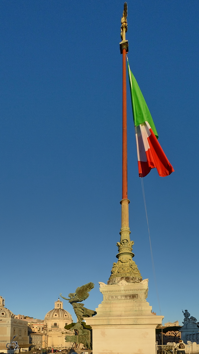 Die italienische Tricolore am Viktor-Emanuelsdenkmal (Monumento Nazionale a Vittorio Emanuele II), so gesehen Mitte Dezember 2015 in Rom.
