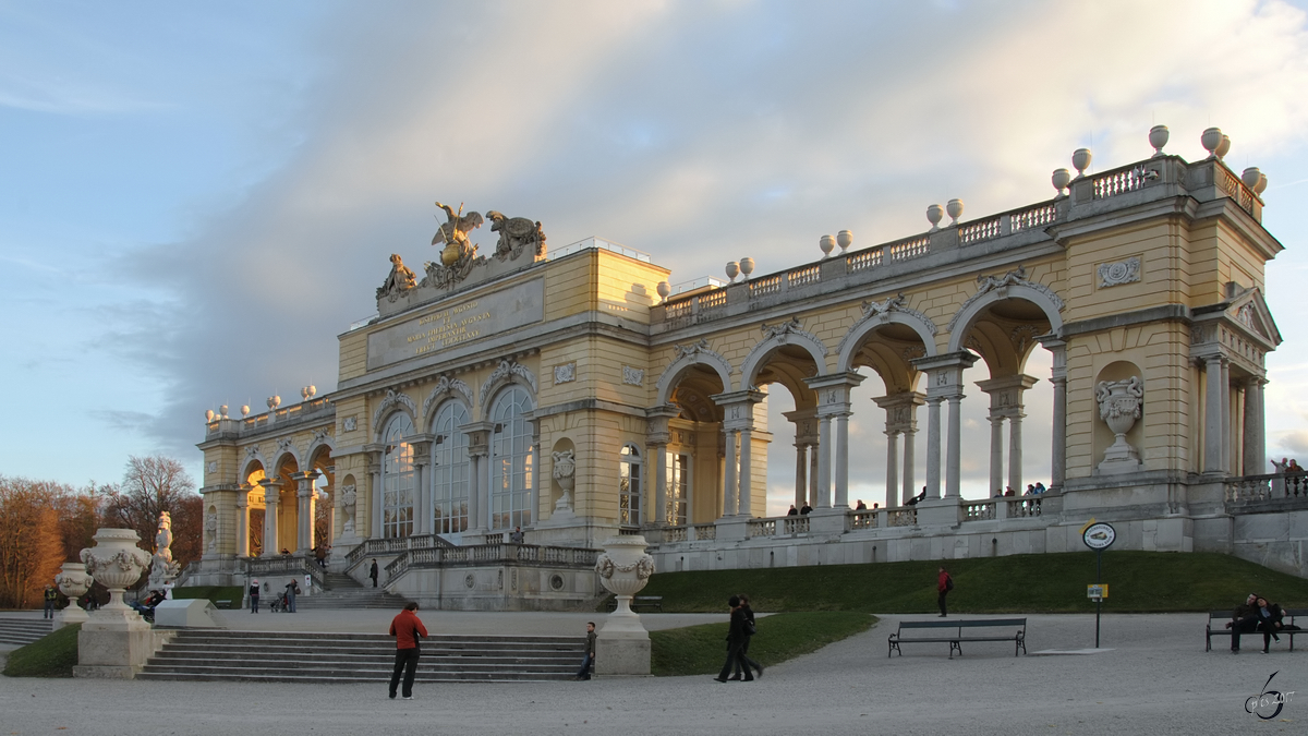 Die im Jahr 1775 als  Ruhmestempel  erbaute Gloriette im Schlossgarten von Schloss Schönbrunn in Wien. (November 2010)