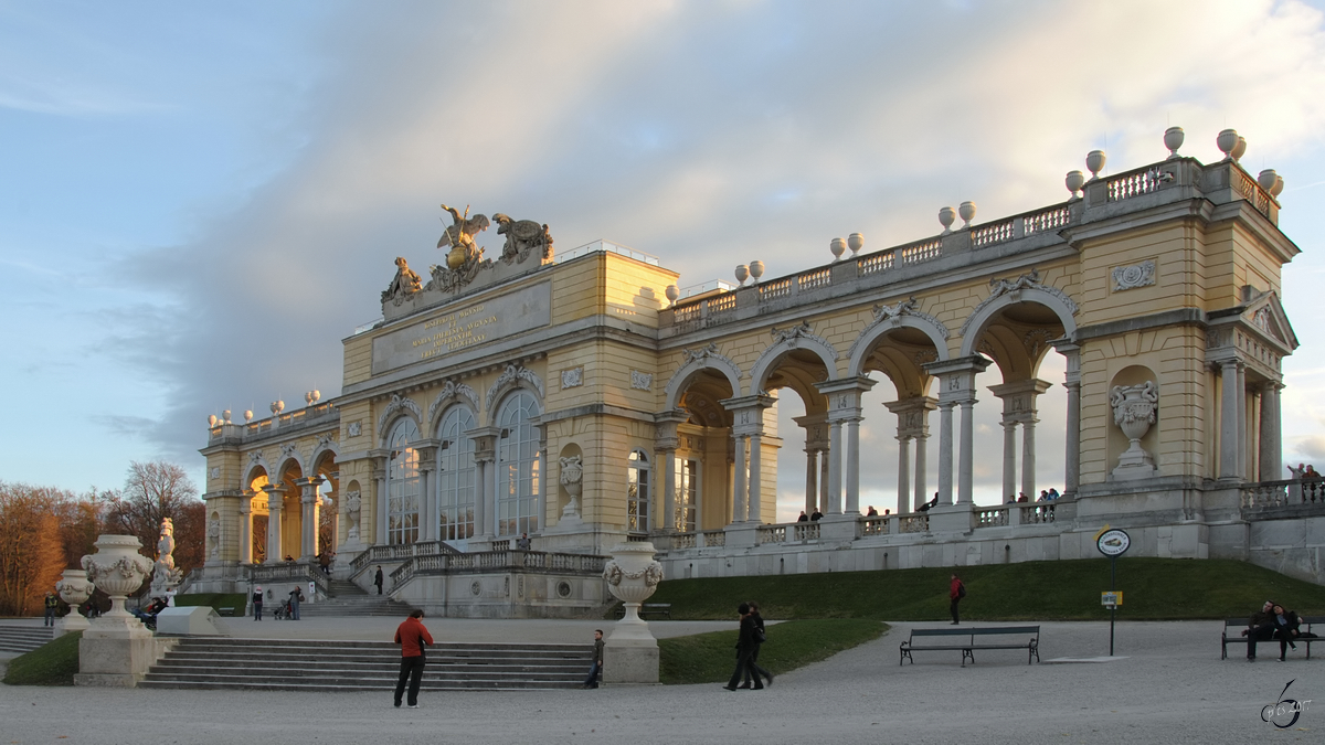 Die im Jahr 1775 als  Ruhmestempel  erbaute Gloriette im Schlossgarten von Schloss Schnbrunn in Wien. (November 2010)