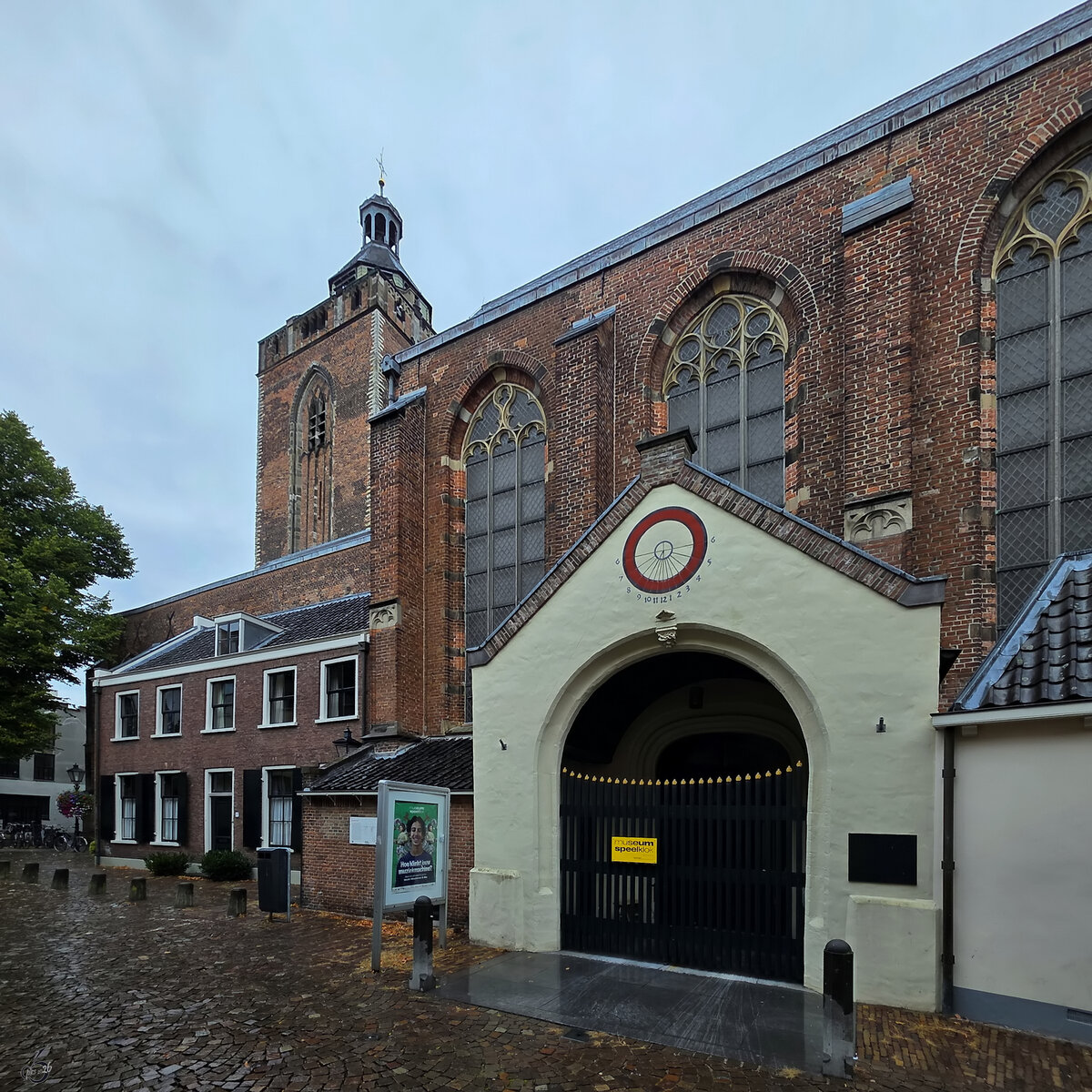  Die im Jahre 1131 erstmals urkundlich erw�hnte Buurkerk war die �lteste der vier mittelalterlichen Pfarrkirchen in Utrecht. 1975 entwidmet ist seit 1984 hier ein Spieluhren-Museum untergebracht. (September 2026)