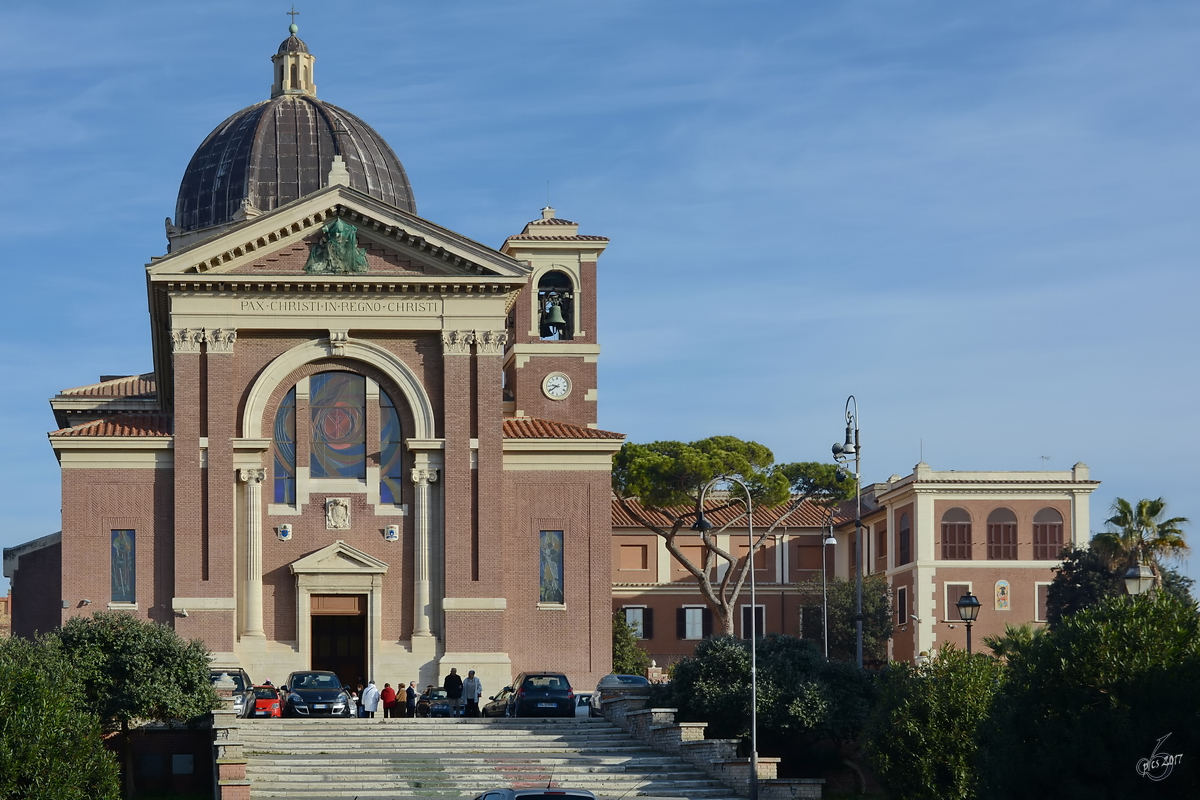 Die im Jahre 1928 geweihte neubarocke Kirche Heilige Maria Knigin des Friedens im Rmischen Vorort Lido di Ostia. (Dezember 2015)