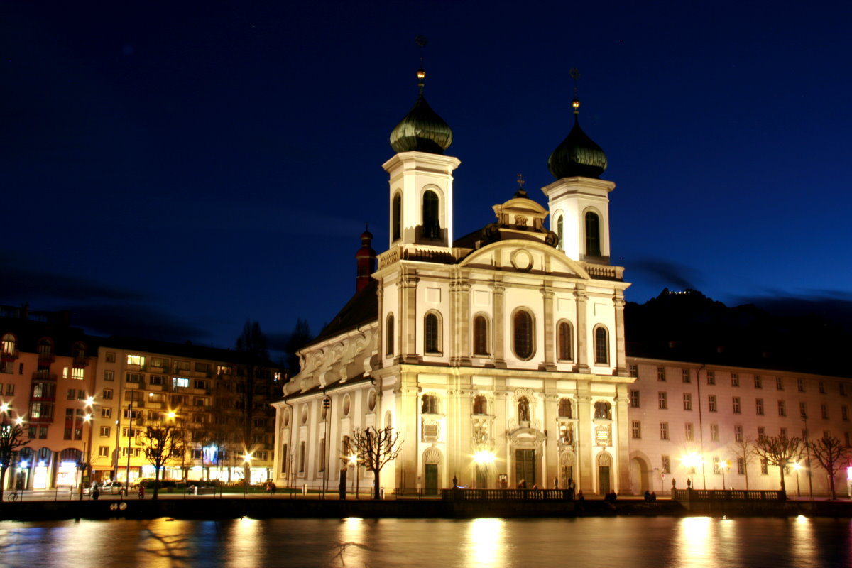 Die Jesuitenkirche St. Franz Xaver mit dem beleuchtetem Gipfel des Pilatus im Hintergrund. Luzern, 10.01.2015