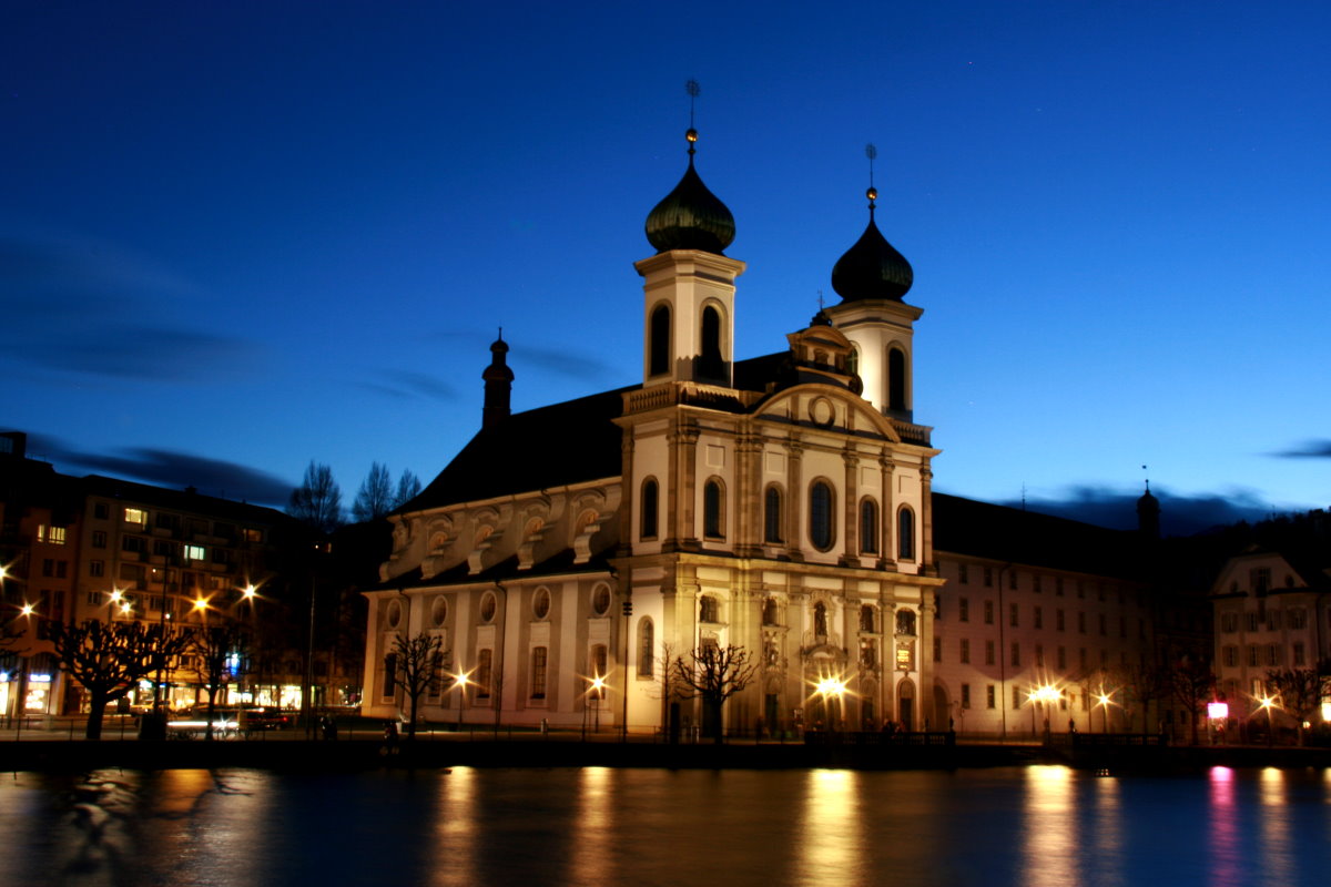 Die Jesuitenkirche St. Franz Xaver in der Abenddmmerung. Luzern, 10.01.2015
