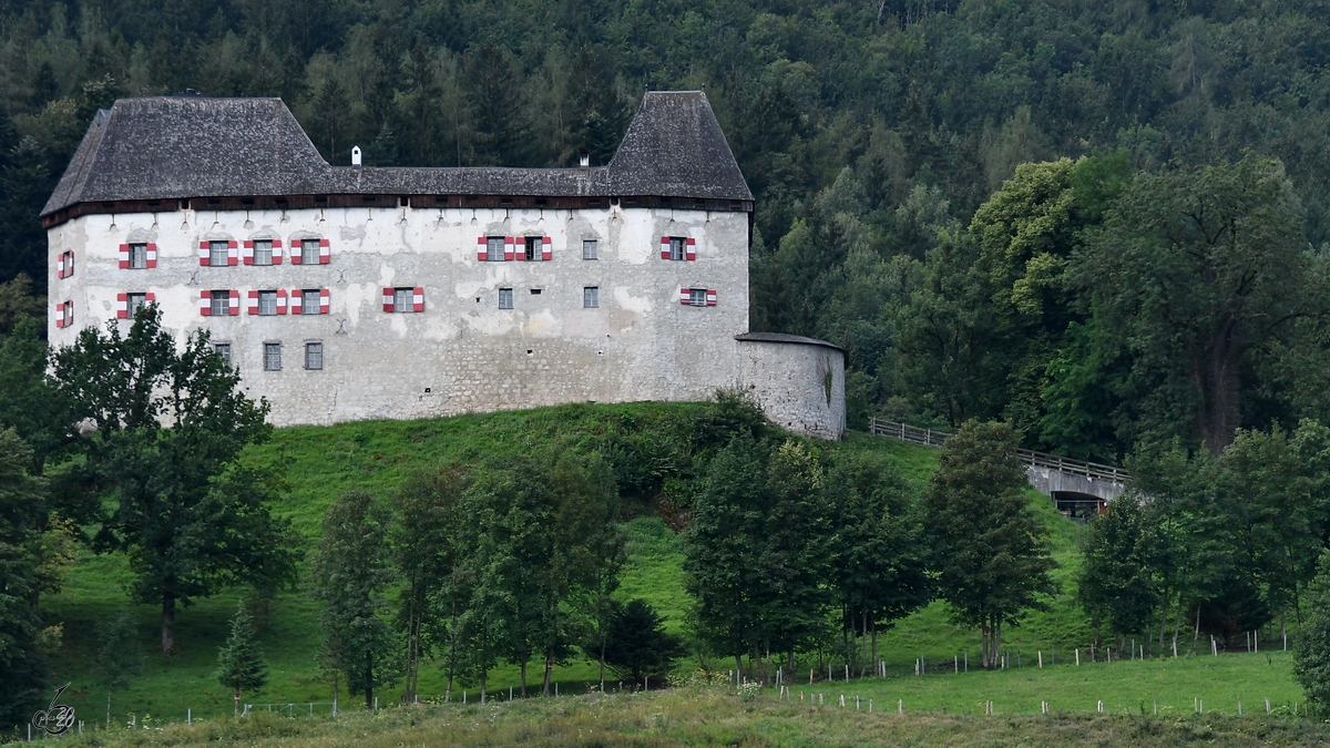 Die jetzt als Schloss Staufeneck bezeichnete mittelalterliche Burg war um 1240 erbaut worden. (Piding, August 2020)