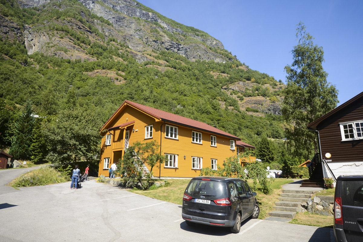 Die Jugendherberge in Flm (Gemeinde Aurland in Norwegen). Sie befindet sich am Ende des lngsten Fjord Norwegens, des Sognefjord und am Ende der berhmten Flm Eisenbahnlinie. Aufnahme: 16. Juli 2018.