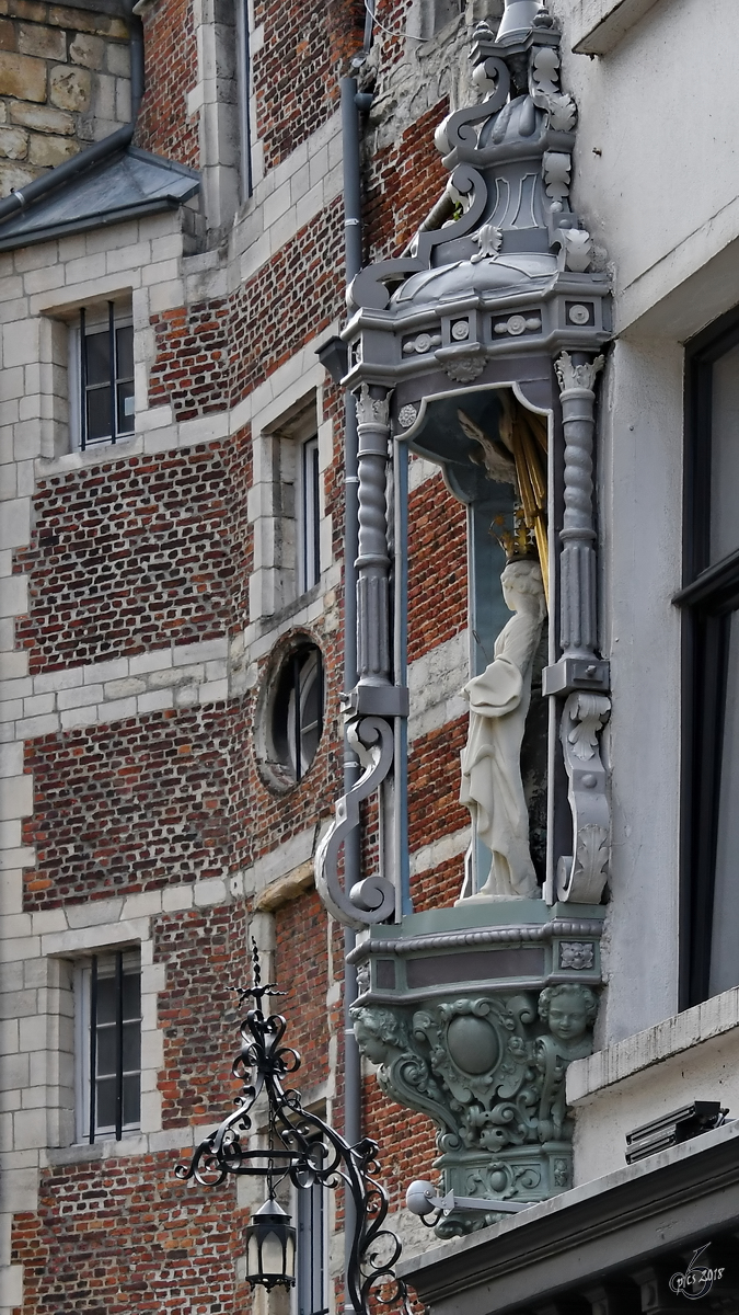 Die Jungfrau Maria als Kunstwerk an einer Wand in der Antwerpener Innenstadt. (Juli 2018)