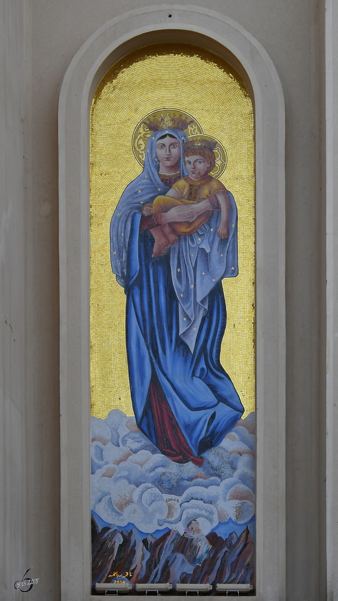 Die Jungfrau Maria mit Kind an der Fassade der koptisch-orthodoxen  Himmlische Kathedrale  in Scharm El-Scheich. (Dezember 2018)