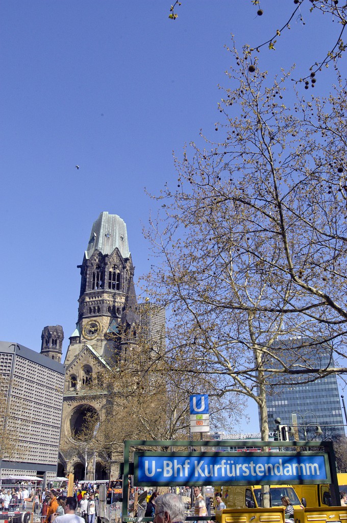 Die Kaiser-Wilhelm-Gedchtniskirche vom Kurfrstendamm aus gesehen. Aufnahme: April 2007.