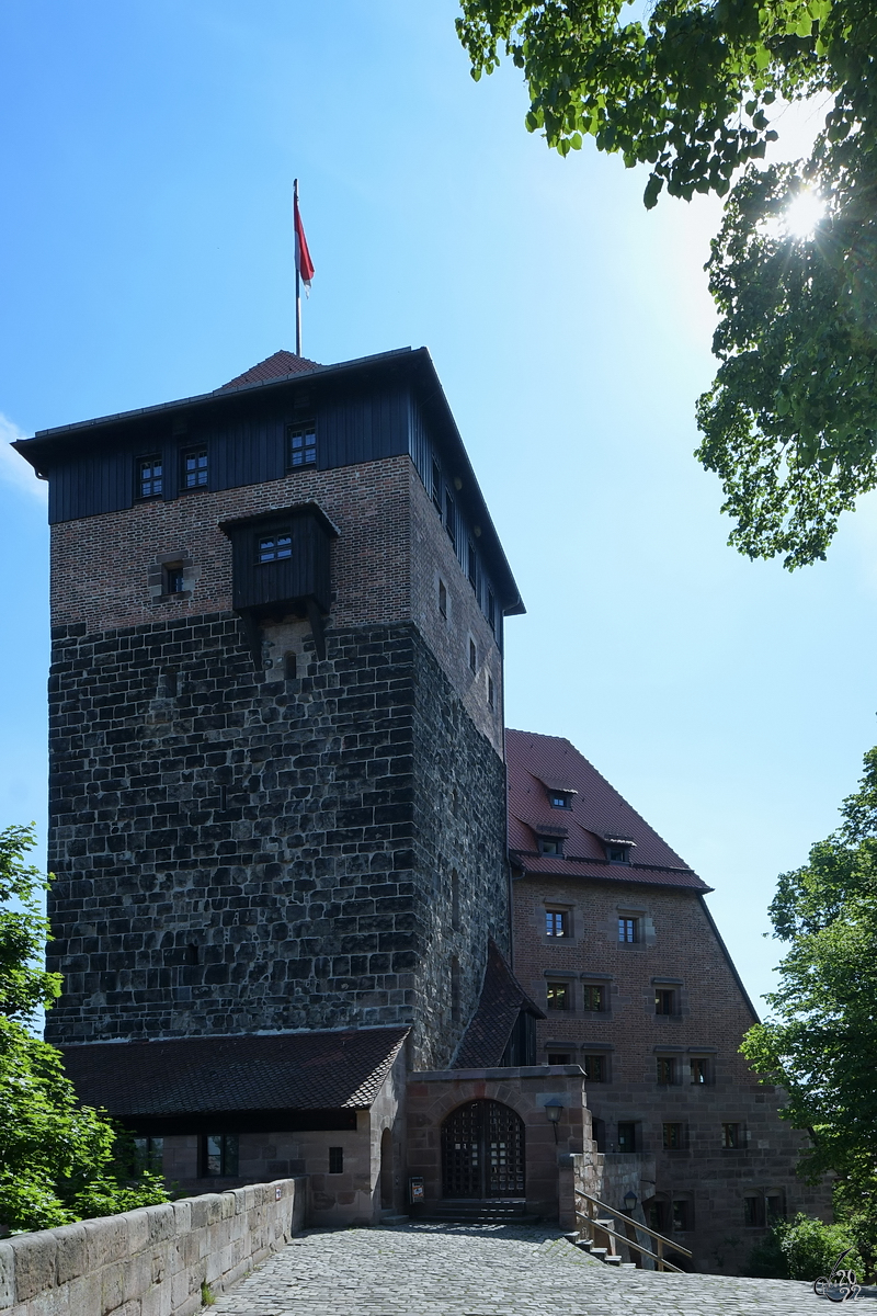 Die Kaiserstallungen mit dem Fnfeckturm dienten unter anderem als Kornhaus der Stadt in Nrnberg. (Mai 2017)
