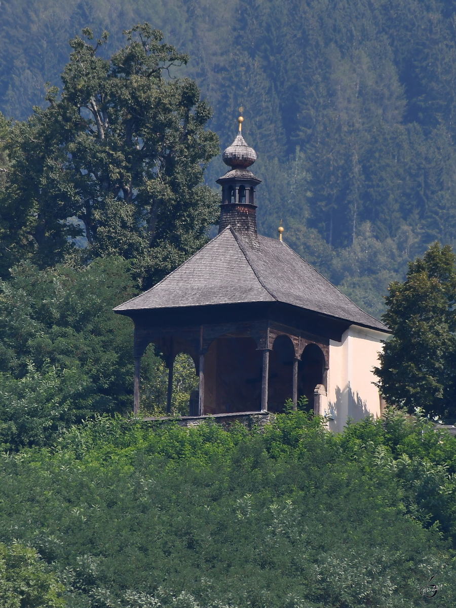 Die Kalvarienbergkapelle hoch über den Ort Millstatt. (August 2019)