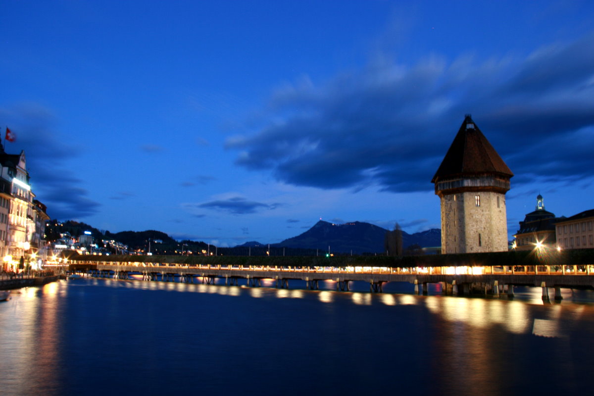 Die Kappellbrcke in der Abenddmmerung. Luzern, 10.01.2015