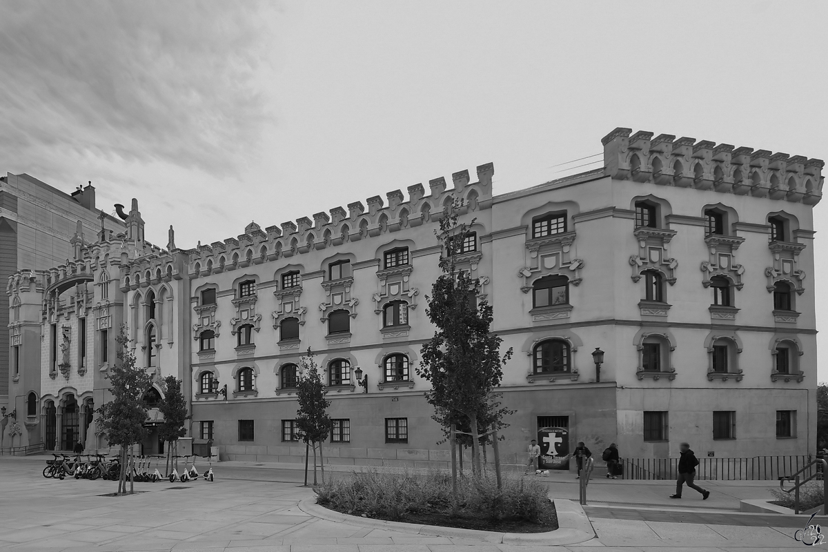 Die Karmeliterkirche der heiligen Maria und Josef (Iglesia de Santa Teresa y San Jos) wurde in den Jahren 1916 bis 1928 im Stil des Eklektizismus erbaut. (Madrid, November 2022)