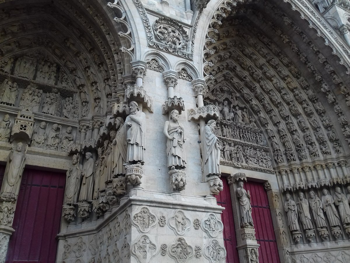Die Kathedrale Notre Dame d’Amiens ist eine gotische Kirche in Amiens in Frankreich, die im Jahre 1854 durch Papst Pius IX. zur Basilica minor erhoben wurde (Wikipedia). Das Bild zeigt das Hauptpoltal, das sogenannte  Erlserportal  am 28.09.2019.