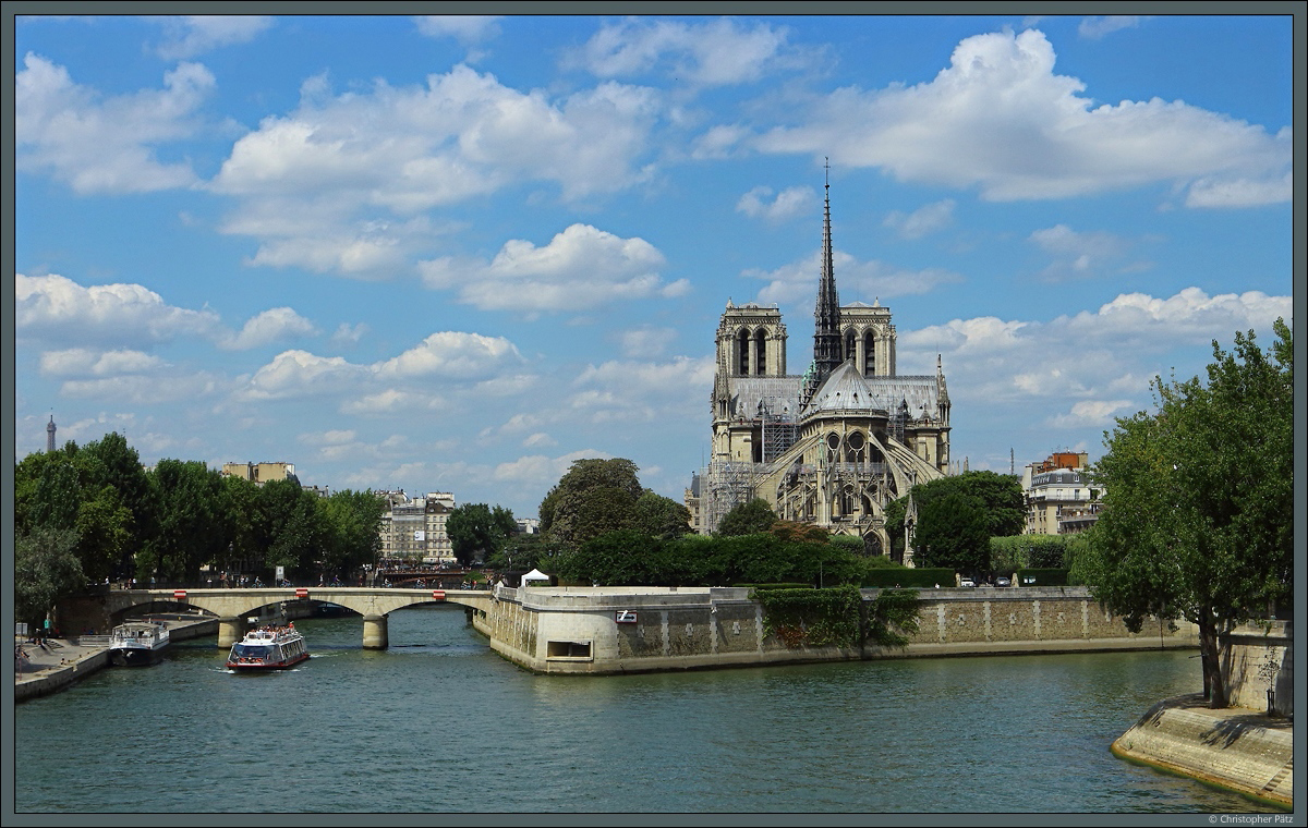 Die Kathedrale Notre Dame de Paris wurde 1163 bis 1345 auf der Seine-Insel le de la Cit im Zentrum von Paris errichtet. Heute ist sie eine bekannte Sehenswrdigkeit der franzsischen Hauptstadt. (18.07.2018)