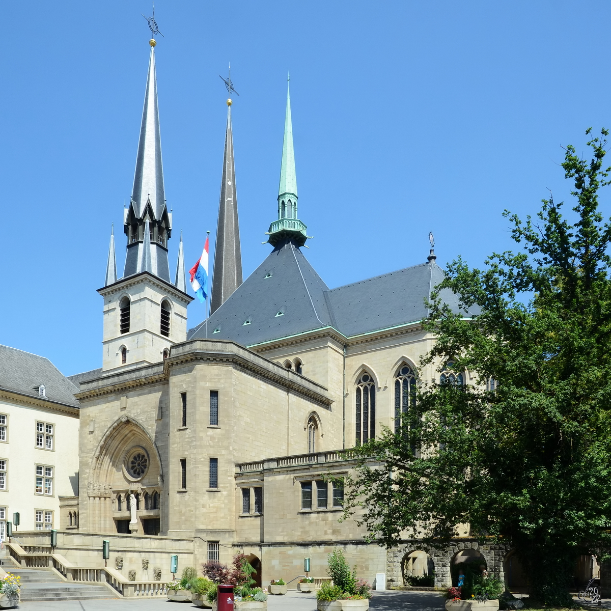 Die Kathedrale unserer lieben Frau von Luxemburg (Kathedral Notre-Dame) wird von den Luxemburgern auch als Mariendom (Mariendoum) bezeichnet. (Juli 2013)