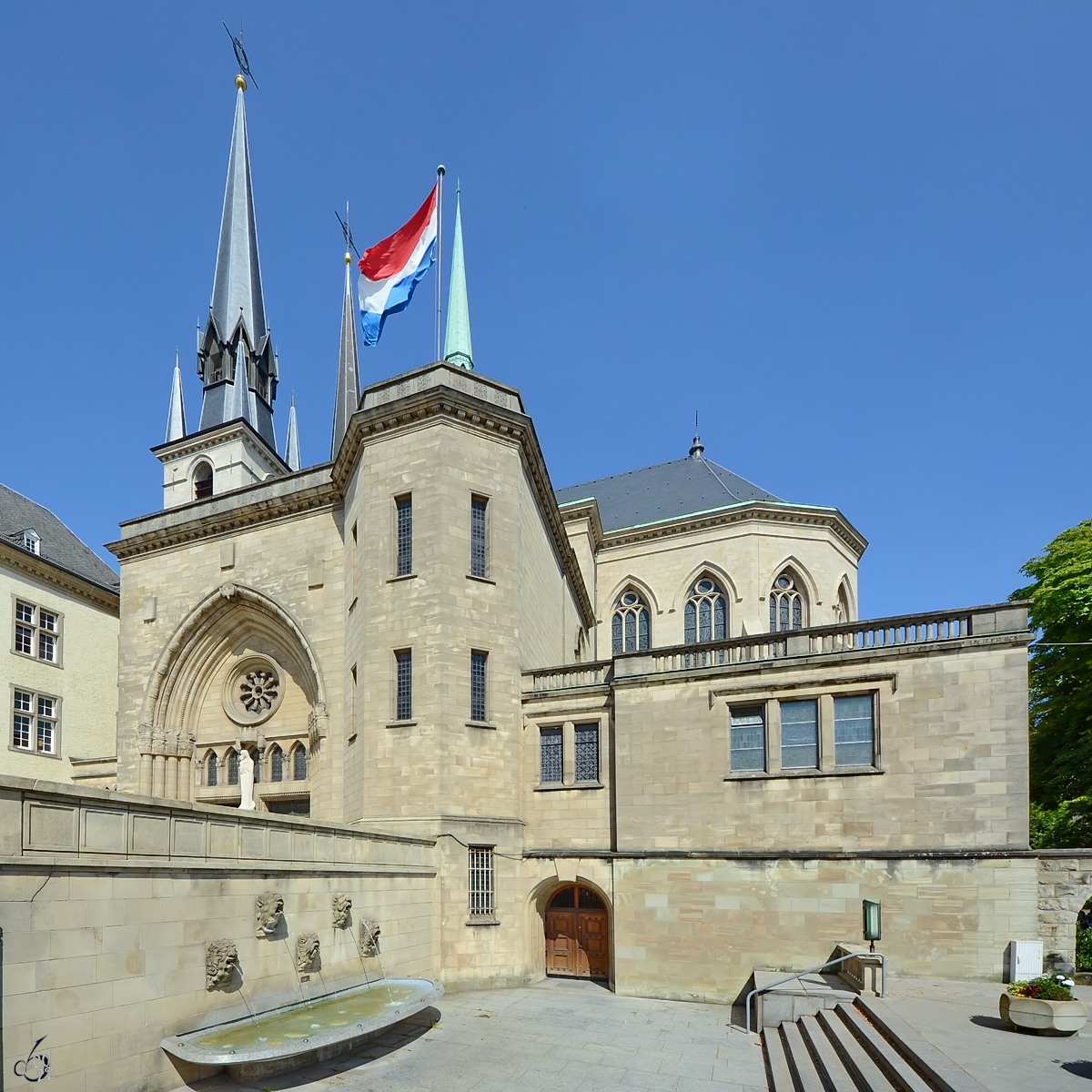 Die Kathedrale unserer lieben Frau von Luxemburg (Kathedral Notre-Dame) wird von den Luxemburgern auch als Mariendom (Mariendoum) bezeichnet. (Juli 2013)