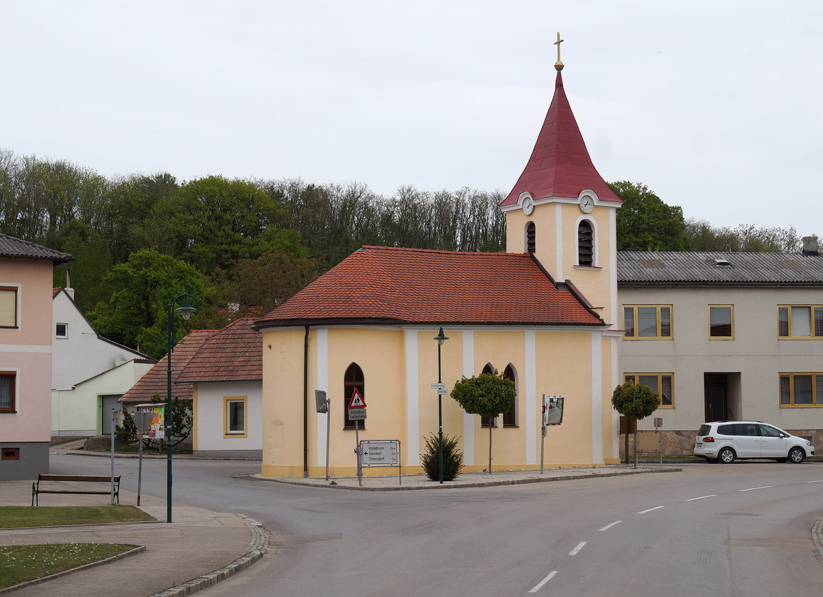 Die katholische Dorfkapelle zur Hl. Veronika in Goldgeben (Hausleiten bei Stockerau), 26.04.2019.