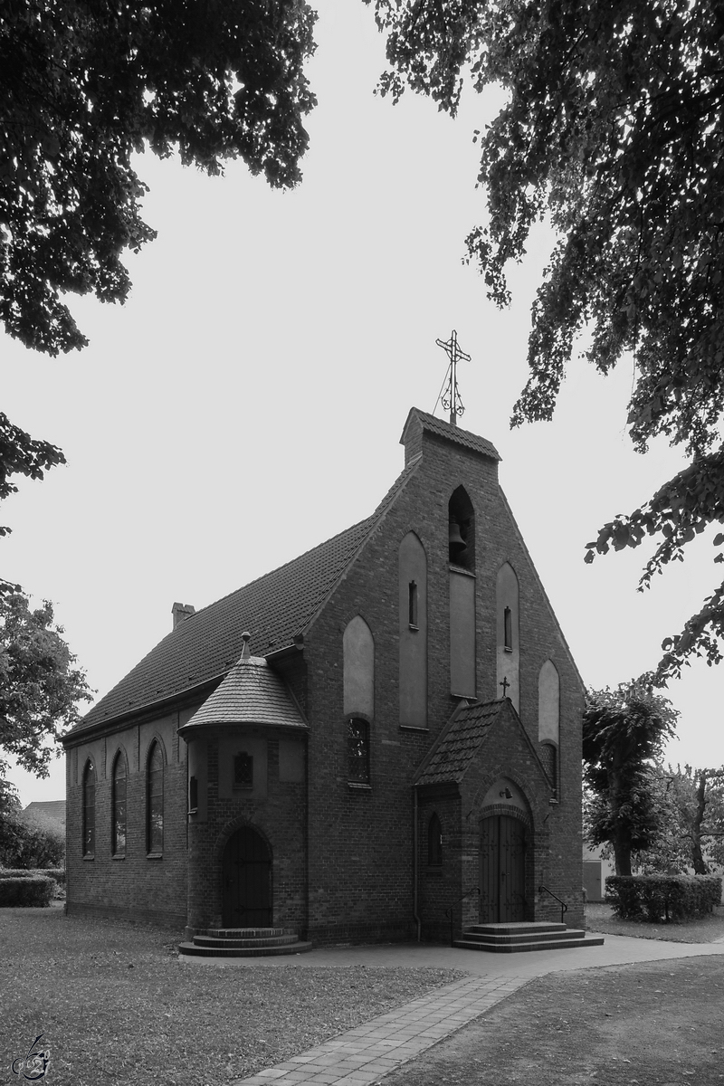 Die katholische Kirche St. Marien in Gtzkow wurde 1910 als rechteckiger Backsteinbau in gotisierenden Formen erbaut. (August 2013)