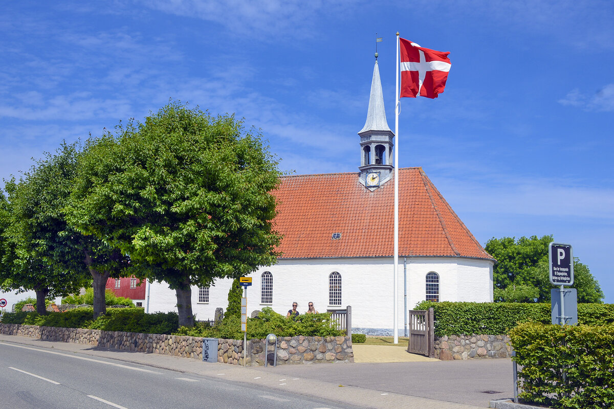 Die Kirche in Gilleleje auf Nordseeland.  Whrend des Zweiten Weltkriegs wurden viele Juden, die auf der Flucht nach Schweden waren, auf dem Speicher der Kirche versteckt. Unter groer Gefahr fr ihr eigenes Leben wurden sie von den ansssigen Fischern nach Schweden gebracht, versteckt unter dem Deck ihrer Schoner.
Im Oktober 1943 wurden 80 Juden, die auf dem Dachboden versteckt waren, an die Nazis verraten. Sie wurden alle verhaftet und nach Theresienstadt gebracht.
Aufnahme: 23. Juni 2023.