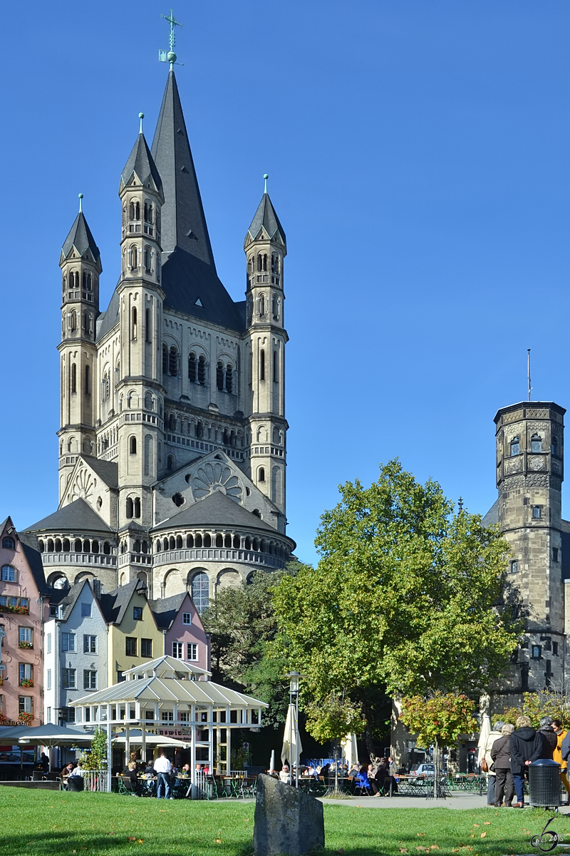 Die Kirche Gro St. Martin und der Turm des Stapelhauses in der Klner Innenstadt. (Oktober 2011)