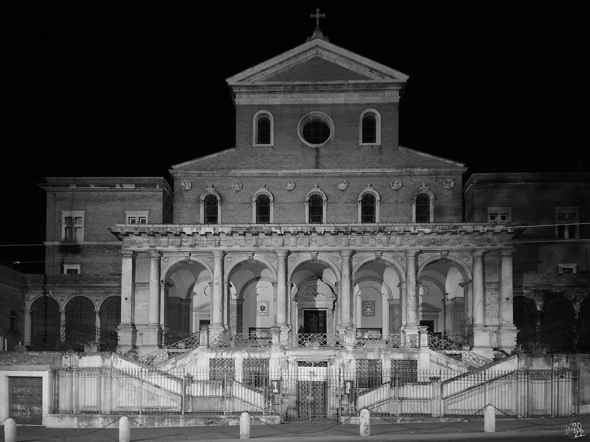 Die Kirche der Heiligen Antonius von Padua (Sant’Antonio da Padova) wurde vom Franziskanischen Orden in den Jahren 1884 bis 1888 erbaut. (Rom, Dezember 2015)