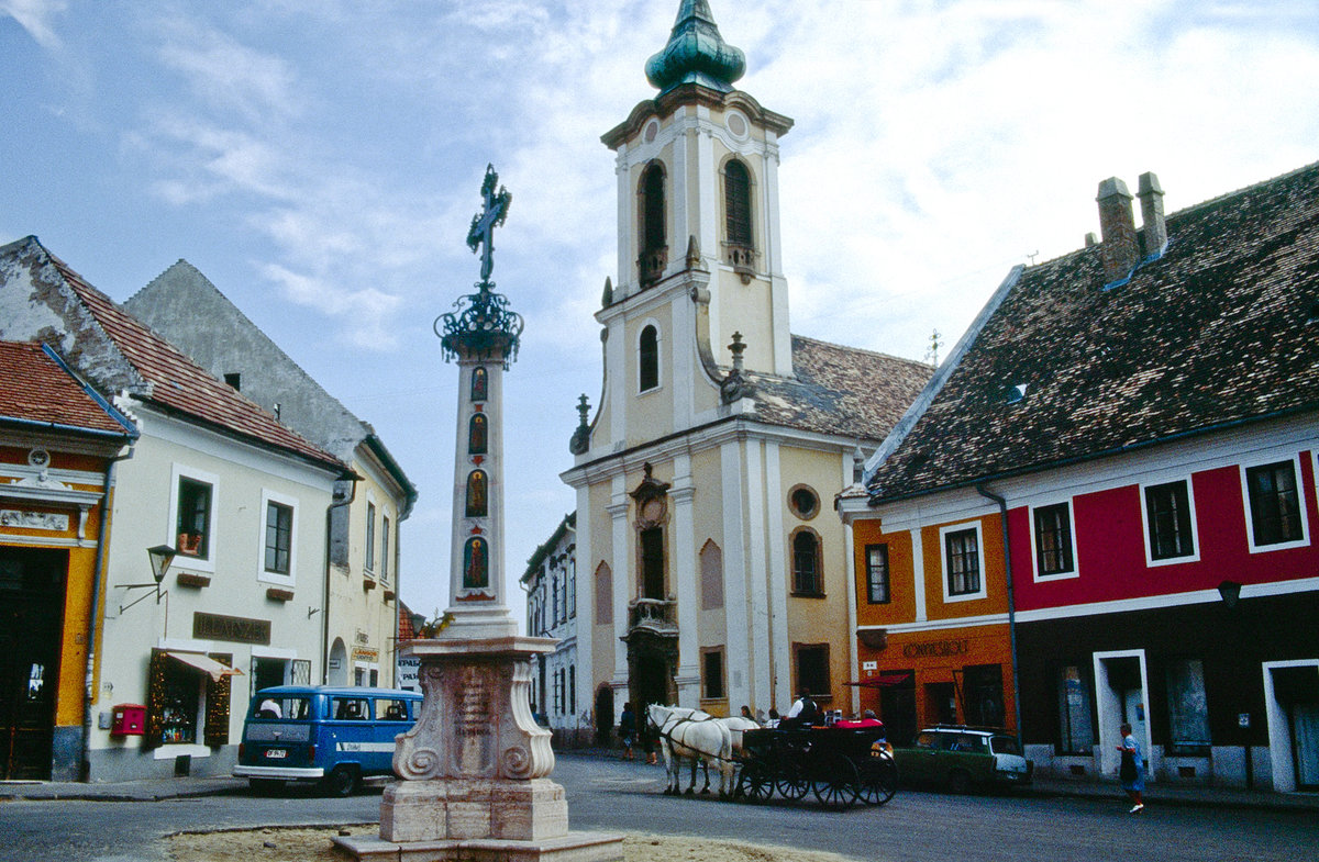 Die Kirche in der Kleinstadt Szigetcsp sdlich von Budapest. Bild vom Dia. Aufnahme: Juli 1990.