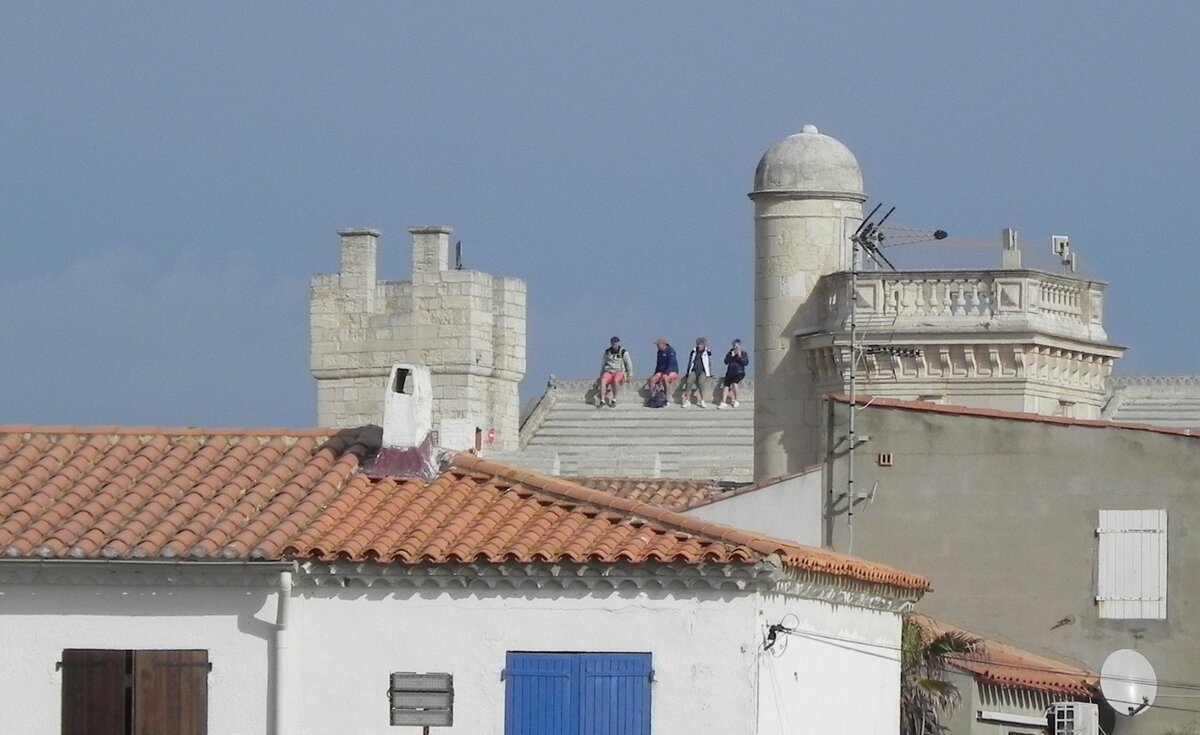 Die Kirche Notre-Dame-de-la-Mer in der sdfranzsischen Gemeinde Saintes-Maries-de-la-Mer am 16.10.23. Der Ort, meist kurz nur Saintes-Maries genannt, gilt als heimliche „Hauptstadt“ der Camargue. Saintes-Maries ist nmlich ein internationaler Wallfahrtsort, zu dem jedes Jahr Tausende von Glubigen pilgern. Vor allem die Wallfahrt am 24. und 25. Mai lockt Jahr fr Jahr viele Roma aus der ganzen Welt an, die die Schreine der heiligen Maria Jakoba und der heiligen Maria Salome verehren.
 Ich empfehle unbedingt auf das Dach dieser Kirche zu steigen, Ihr habt von dort oben einen wunderschnen Rundblick ber das Dorf, auf die Strnde und die Camargue.  Dieses schreibt Karlheinz Stabel auf seiner sehr sehenwerten Internetseite  Frankreich-in-Wort-und-Bild . (Lieber Karlheinz Stabel, ich habe Inhalte deiner tollen Seite ungefragt verwendet. Bitte entschuldige das und sehe von einer juristischen Verfolgung ab.)
