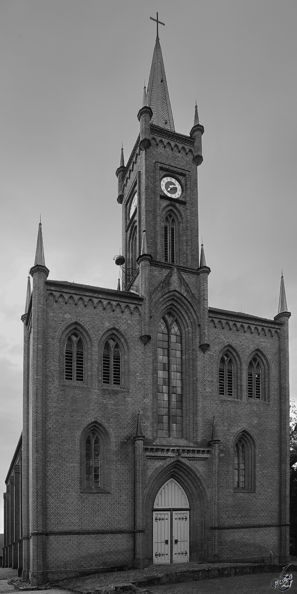 Die Kirche in Redefin ist ein in den Jahren 1843 bis 1847 errichteter neugotischer Backsteinbau. (August 2014)
